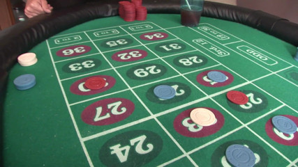 Cryptostudios: Fete sexy studente care se joacă de ruleta pe striptease