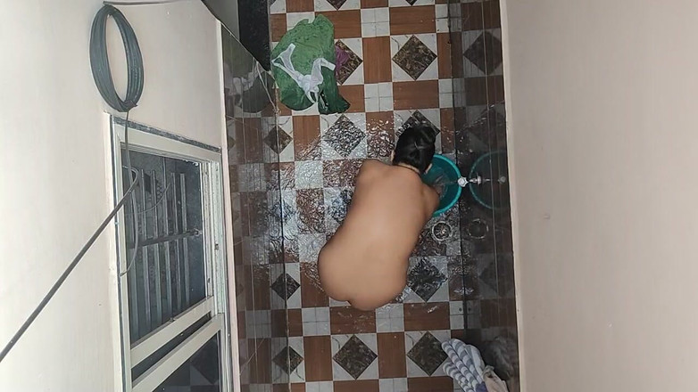 Hot crystal: 看到邻居的嫂子洗澡