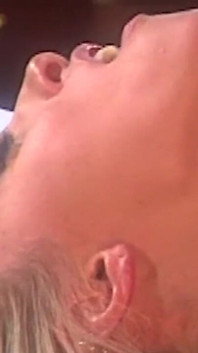 Blonde schönheit in ecstasy: Fußfetisch und intensive orale action