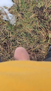 Ein Bisschen Riskant Pinkeln - POV Mann Im Freien Pinkeln Während Eines Naturspaziergangs