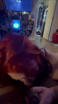 Une rousse sexy suce une bite et des couilles noires