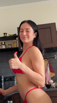 Kochen in Einem Mikro-bikini