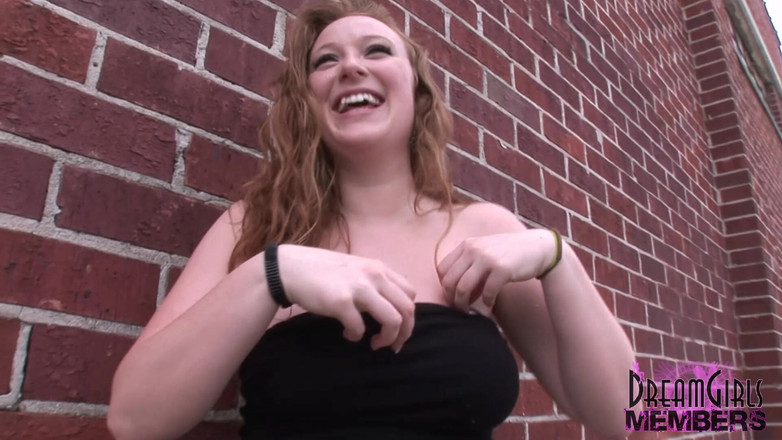 Dream Girls: Kelsey esibisce le sue grandi tette naturali e la sua...