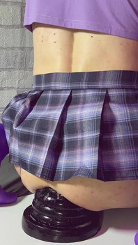 Gigantyczny anal cone dildo siedzi i podskakuje do bazy i rozdziawionego dupka