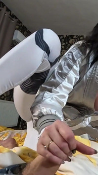 ชุดหุ่นยนต์เงาวับ ดูดควยน้ำลายยืด+กลืนลึก – แตกใส่เสื้อ Bomber Jacket