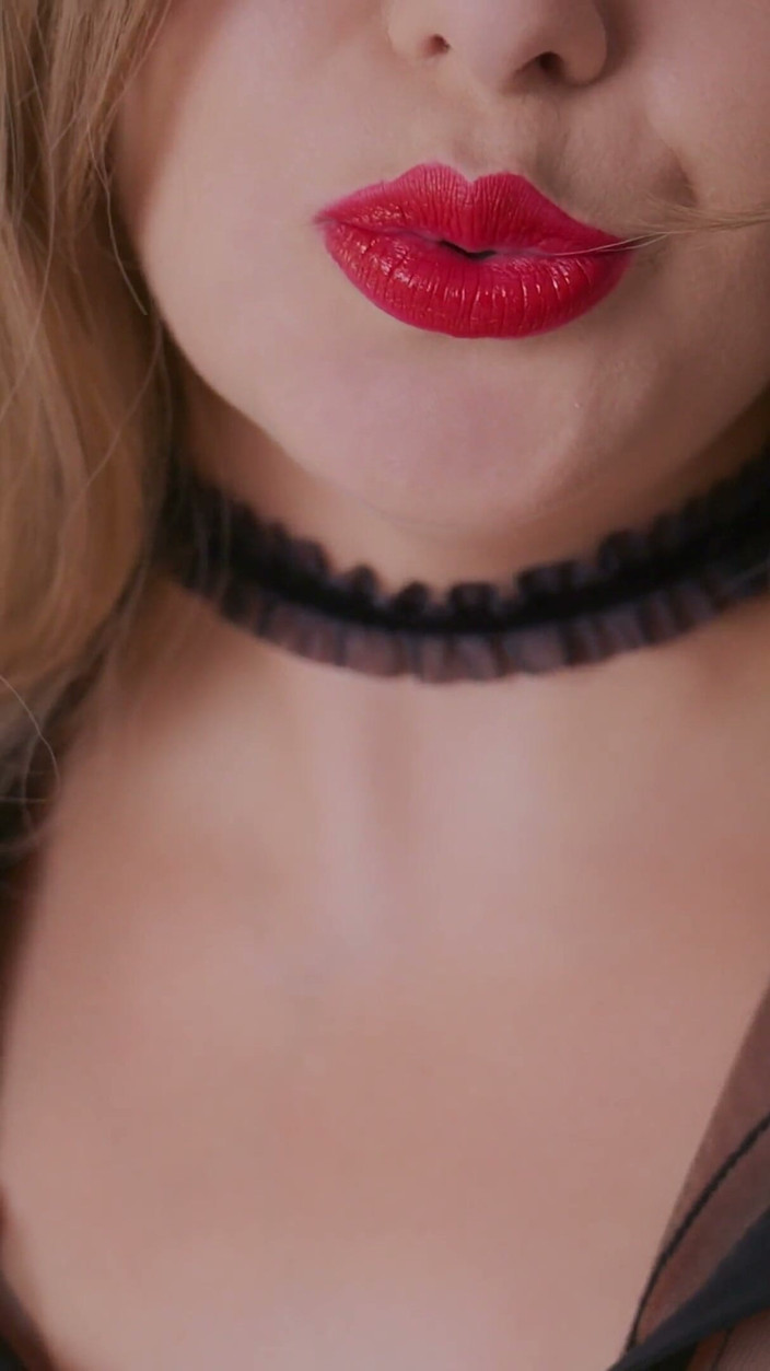 Mrs Wetslavs: Madrastra cachonda se pone una camisa abierta, sin sujetador. Orgasmo...