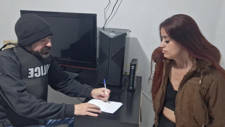 FannySquirting: ¡Policía corrupto arrestado y chica inocente!