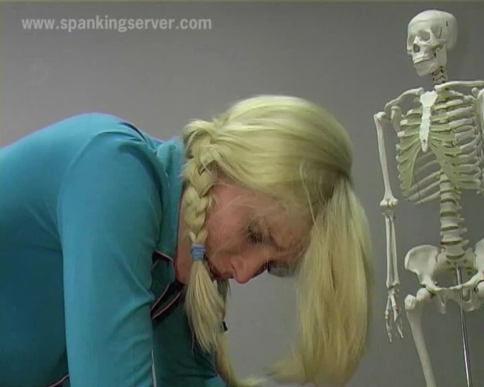 Spanking Server: Karolina Ass Strap Classic 07173