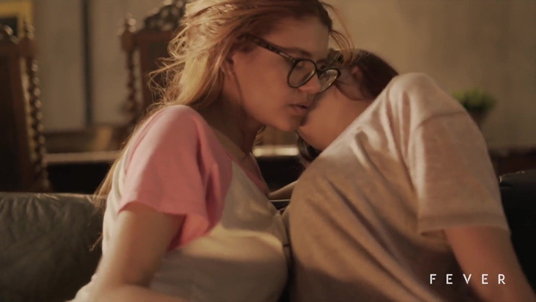 Fever Films: 信じられないほど情熱的なレズビアンセックス