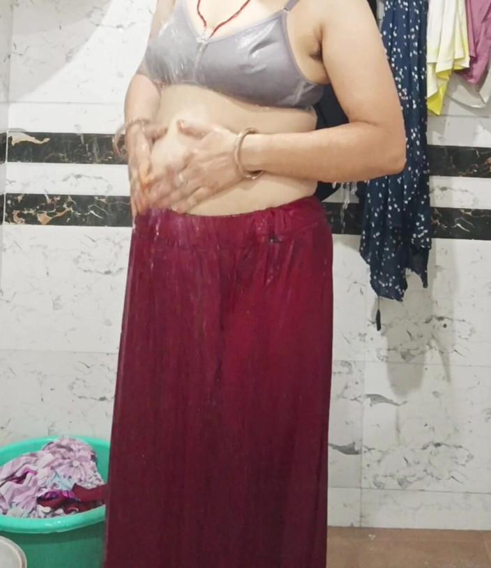 Priyahot77: Банне шоу з великою дупою Priya Bhabi