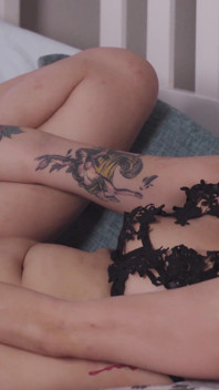 Kleine titten, asiatische teen-muschi wird von trans roomie vollgespritzt