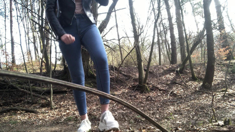 Arteya: Pee in the Forest