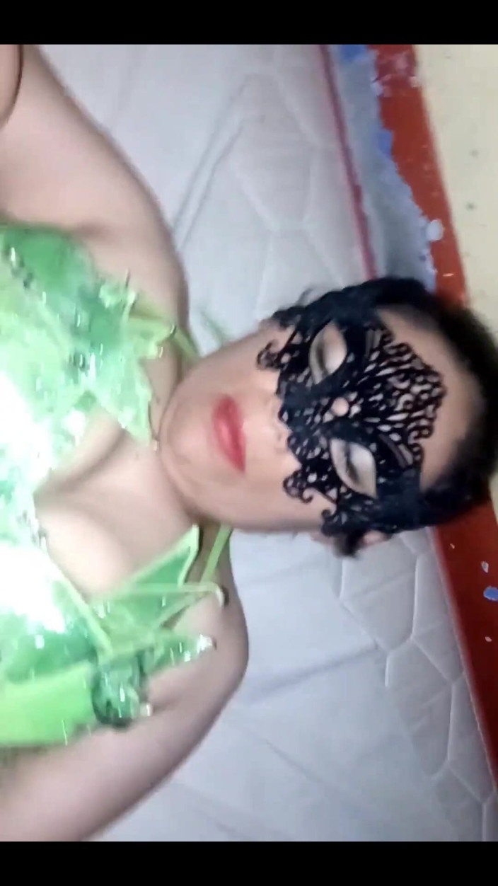anonymousperuviancouple: Ho visito il vicino; la trovo vestita da elfo e...