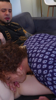 Calda ragazza biricchina seduce l'amante della sua matrigna e li scopa entrambi duramente in bocca con il suo enorme cazzo!