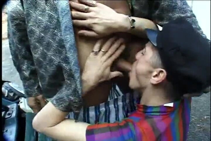 Gays Case: Hübscher typ mit hut gibt diesem geilen jungen kopf
