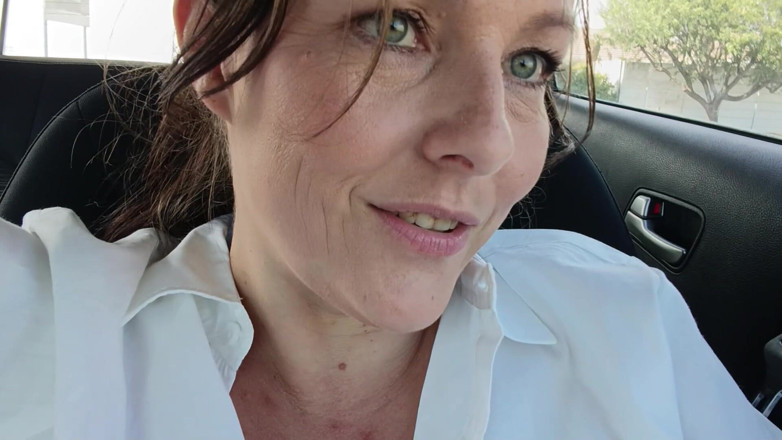Kinky Lyrical: Flirterige milf met hakken op dashboard