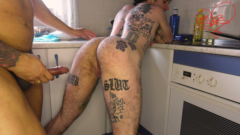 Xxx skips: Slutty Ftm dalam but dikongkek tanpa kondom di seluruh dapur...