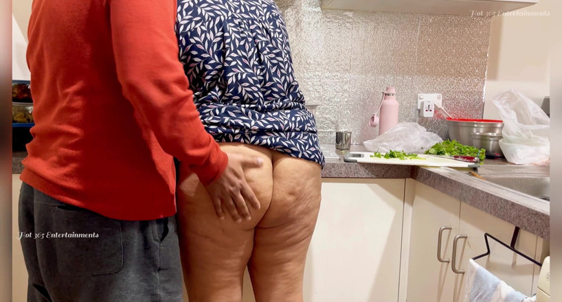 Hot 365 Entertainments: Cuplu romantic indian - purtarea de noapte a soției sexy ridicată,...