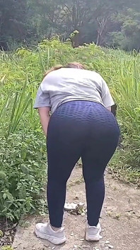 야외에서 젖탱이와 후장을 깜박이는 거유 라틴계 소녀