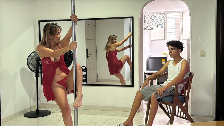 KenaySexxx: Madrastra De Culo Grande Seduce a Su Hijastro Con Un...