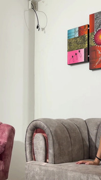 Minha meia-irmã latina está gravando um vídeo para redes sociais e eu fico muito excitada em vê-la