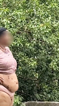 Ragazza paffuta in gonne bianche e rosa per diventare completamente nuda e camminare nuda all'aperto