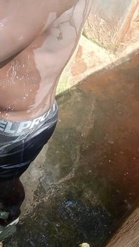 Les talents de masturbation excités de ce black l’ont poussé à vouloir éjaculer partout sur le sol