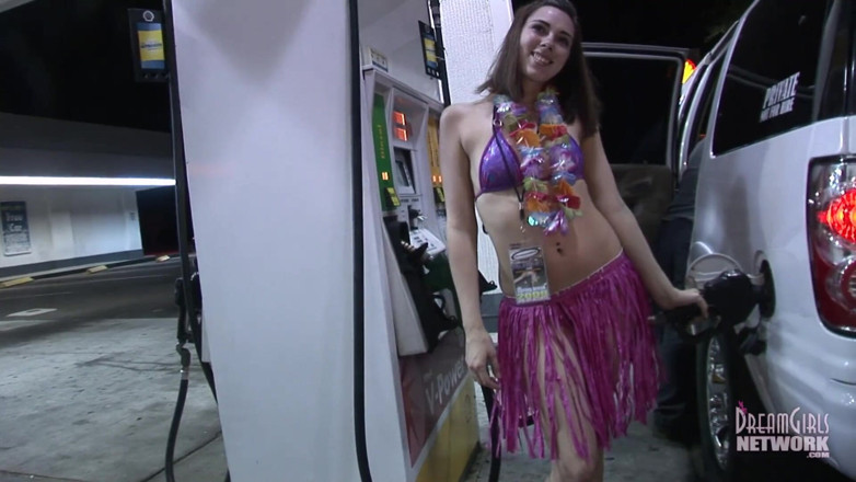 Dream Girls: Partygirls für Luau angezogen, ziehen sich in der limousine aus