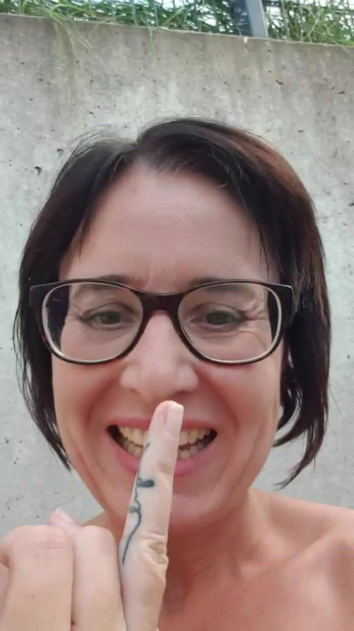 JulieEroticDress: Komşularının yanında bahçede orta yaşlı seksi kadın