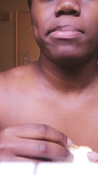 Mangiare cibo in topless