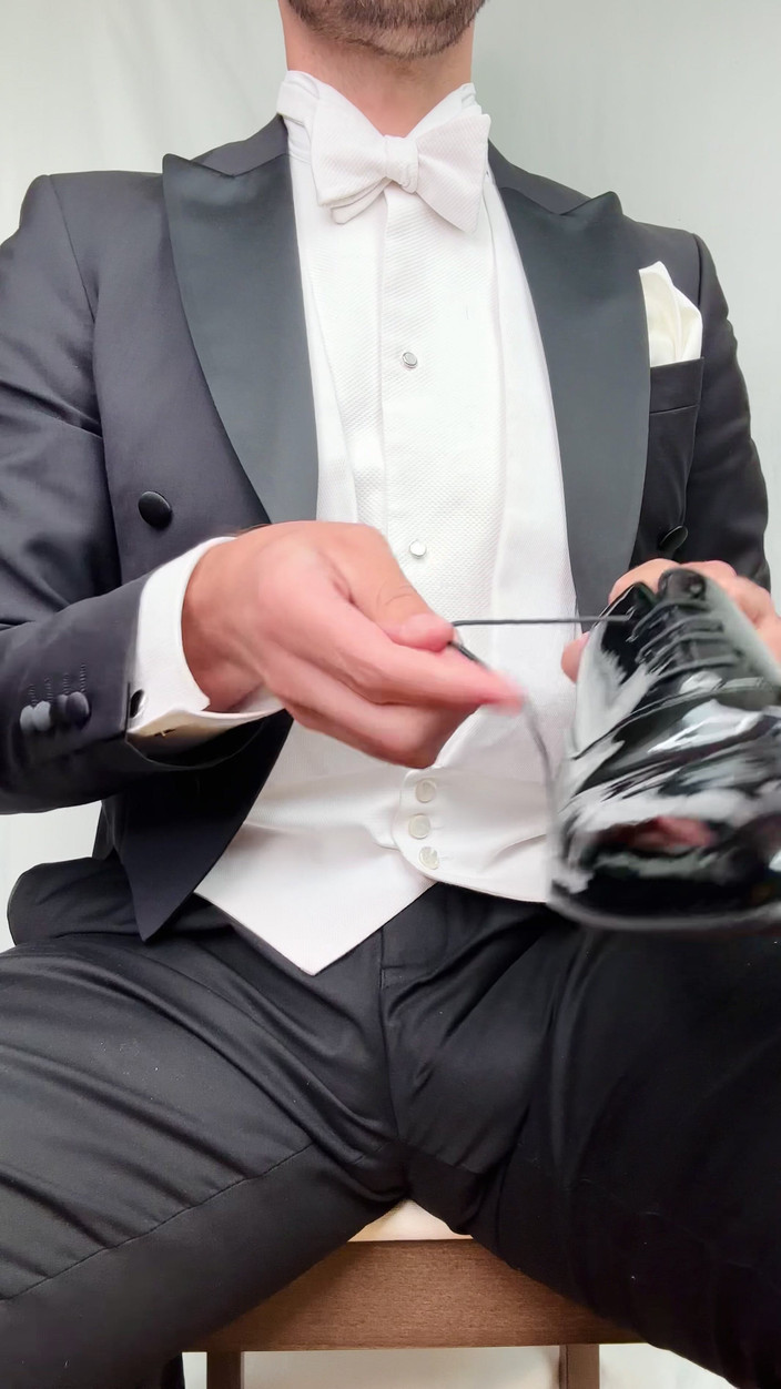 Master Shiny Shoes: Abspritzen Im Frack