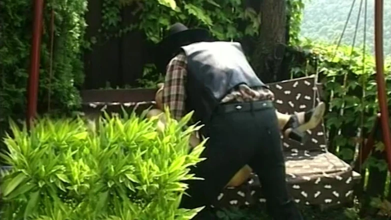 VHS-Vixxxen: Une belle-fille se rend dans la forêt avec son beau-père