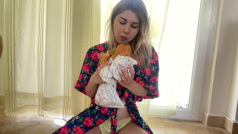 Misty Phoenix: Dua cewek hot ini lagi asik nyepong kontol