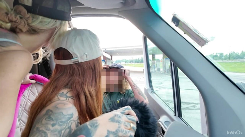 Danae Mari: Lacey &amp; danae bikin pria asing muncrat di dalam bus