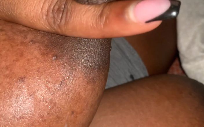 Super sexy ebony cuties: Memeras putingku yang keras