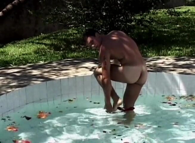 Bareback TV: Cowok masturbasi di hari yang cerah