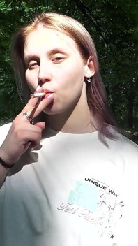 Une fille coquine jouxte et urine dans un parc