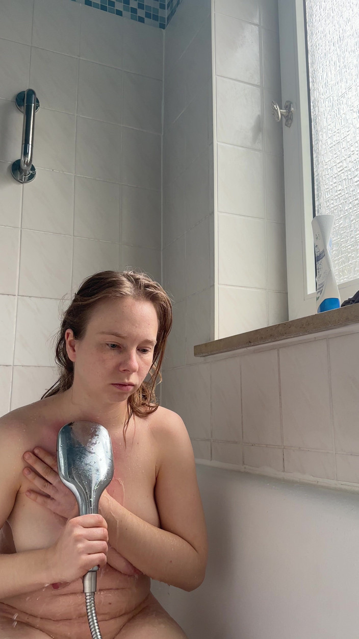 SweetLucy96: Teen with Perfect Body Showers