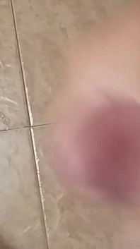Cara local no banheiro masturbando