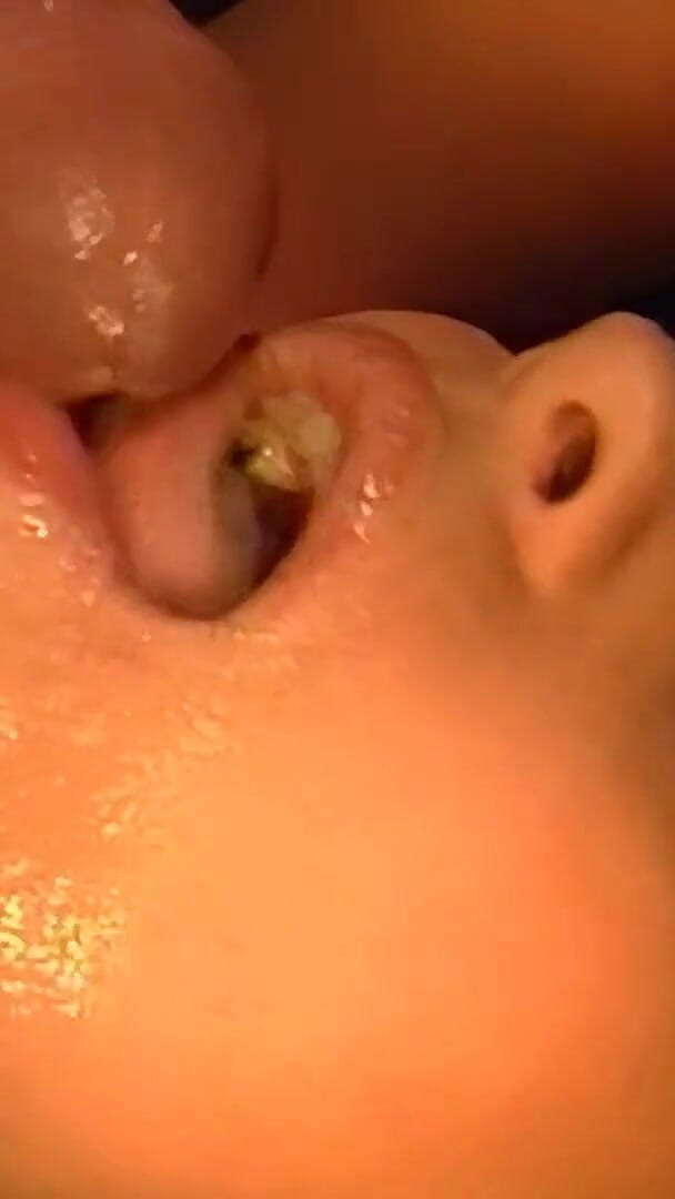 GANGBANG and BIG BOOBS: Professeur pervers - des salopes sucent une bite et avalent du...