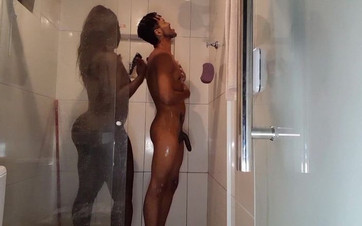 Joao the Safado: 超级适合的mulatta在浴室里给她的年轻朋友 - fernanda Chocolate和Joao O Safado