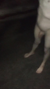 Nackte pissende dusche und selbstversohlt in einer kalten nacht