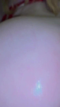 性感的哺乳熟女骑乘鸡巴并给她母乳