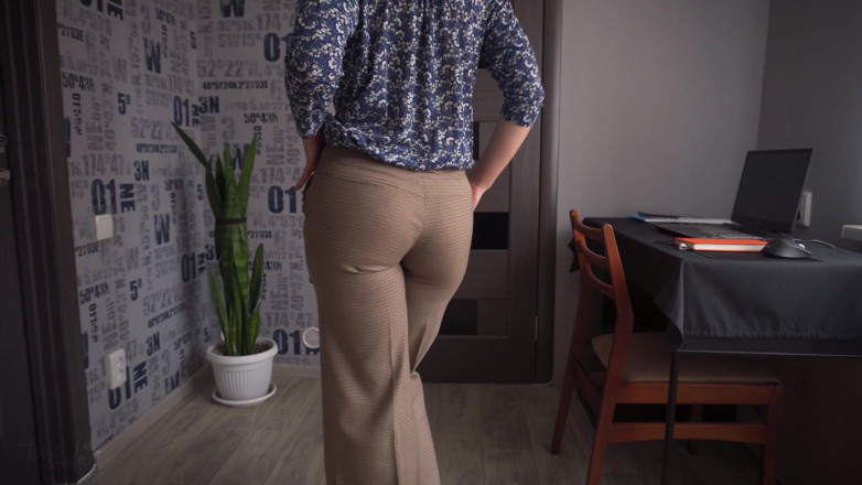 Teasecombo 4K: เลขานุการ MILF เย้ายวนตูดแน่นจนกางเกงขาด