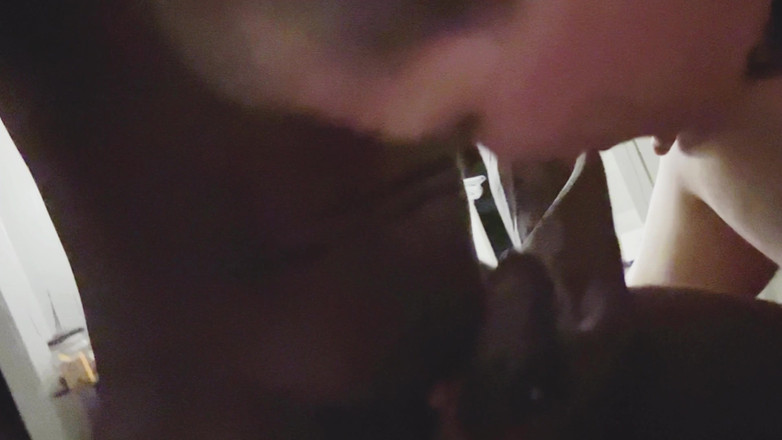 Thekookiejar: Vreemdgaande huisvrouw neukt buurvrouw om te helpen met boodschappen