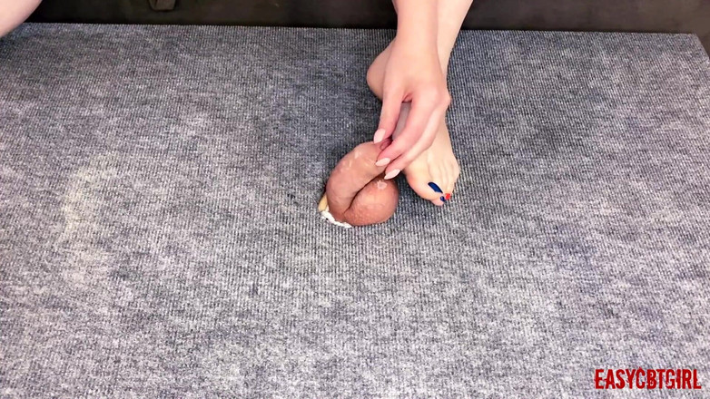 AnnyCandyPainboy: Mistress Dgocciola una cera calda sul cazzo con le palle...