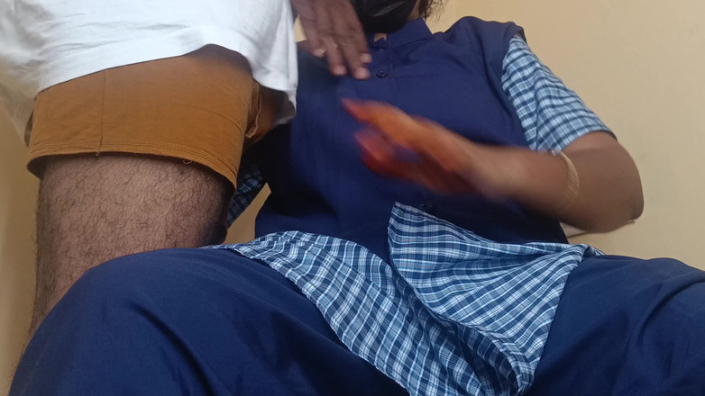 Ilakkiya: 교복을 입고 학교에서 즐기는 Tution Master Ride 포지션