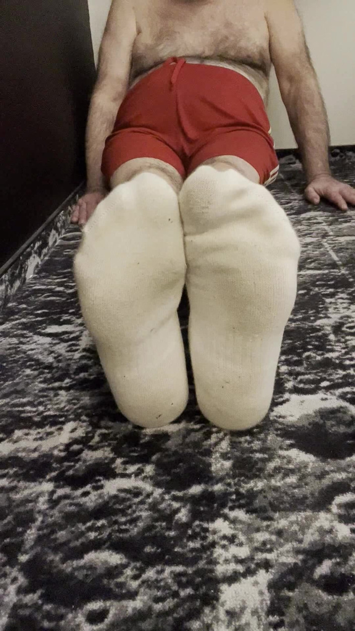 Coach Karl dude lodge: Les pieds du coach Karl dans ses chaussettes blanches [8893]
