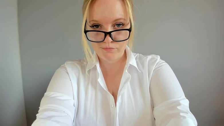 Julie Bliss: Giantess julie bliss - 惩罚小妞