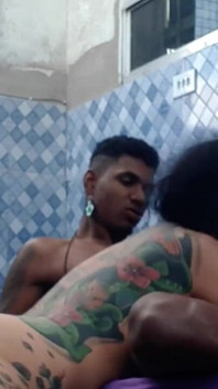 Aku muncrat di memek dan pantat